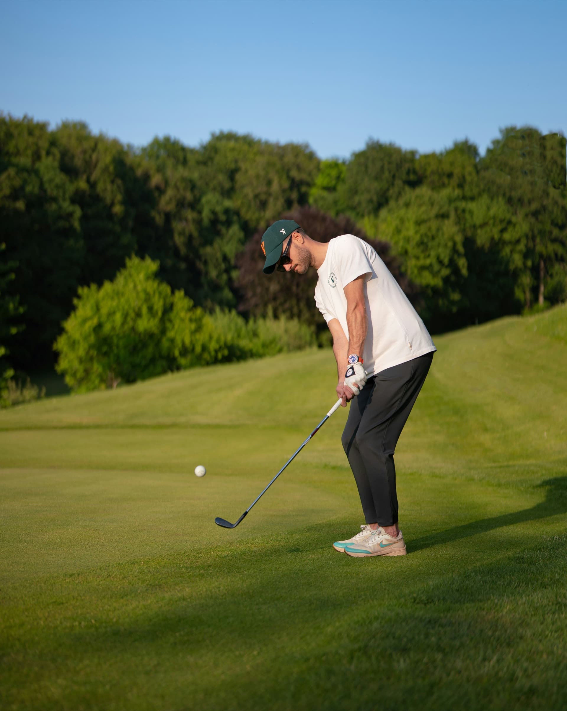 Golfer beim Chip-Shot auf dem Fairway